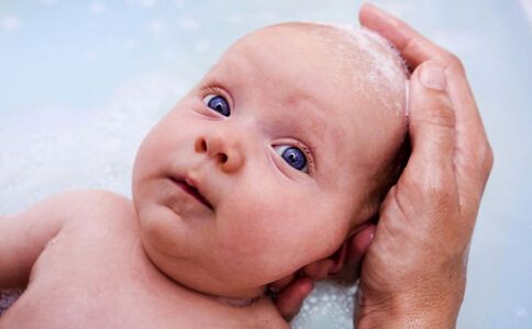 母乳分析仪提醒以下情况不适合给宝宝洗澡!
